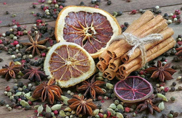 伝統的なスパイスだ 木のテーブルの上にシナモンスティック アニススター カルダモン コショウ ドライ柑橘類 — ストック写真