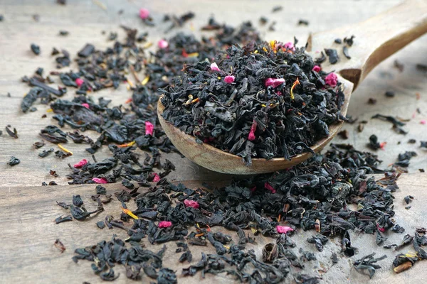 Teemischungen Schwarzer Tee Mit Trockenen Blütenblättern Trockene Schwarze Teeblätter Einem — Stockfoto