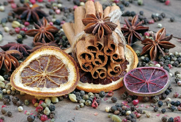 伝統的なスパイスだ 木のテーブルの上にシナモンスティック アニススター カルダモン コショウ ドライ柑橘類 — ストック写真