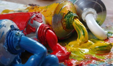 Palette sanat yağı boyası olan tüpler. Renkli sanat üst görünümü boyar