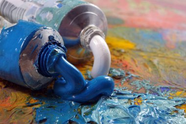 Palette sanat yağı boyası olan tüpler. Renkli sanat üst görünümü boyar