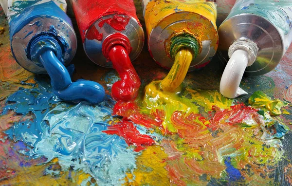 Tubi Con Arte Pittura Olio Una Tavolozza Pittura Arte Colorata — Foto Stock