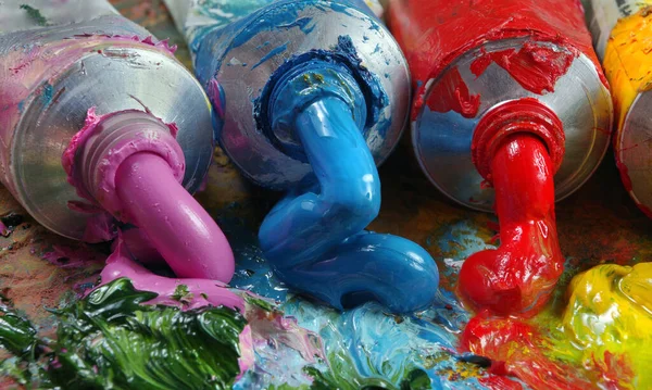 Tubi Con Arte Pittura Olio Una Tavolozza Pittura Arte Colorata — Foto Stock