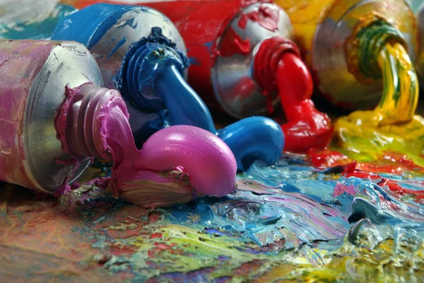 Tubi Con Arte Pittura Olio Una Tavolozza Pittura Arte Colorata — Foto Stock