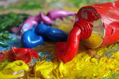 Palette sanat yağı boyası olan tüpler. Renkli sanat üst görünümü boyar