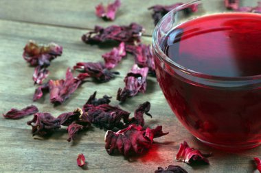 Tahta bir masada bir fincan amberçiçeği çayı.