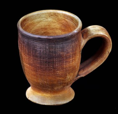 Siyah üzerine izole edilmiş seramik bardak. El yapımı seramik bardak.