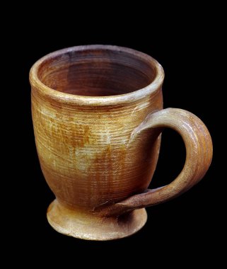 Siyah üzerine izole edilmiş seramik bardak. El yapımı seramik bardak.