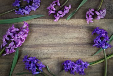 Tahta masadaki sümbül çiçekleri. Bahar çiçeklerinin çerçevesi. Üst Manzara. Boşluğu kopyala