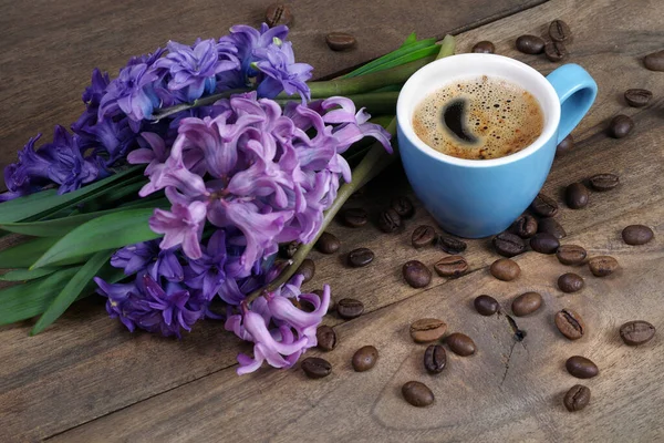 Цветы Гиацинта Чашка Кофе Кофейные Зерна Деревянном Столе — стоковое фото
