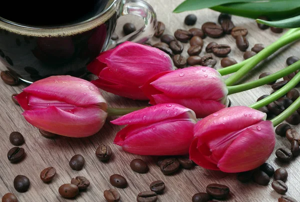 Filiżankę Kawy Bukiet Tulipanów Drewnianym Stole Zbliżenie — Zdjęcie stockowe