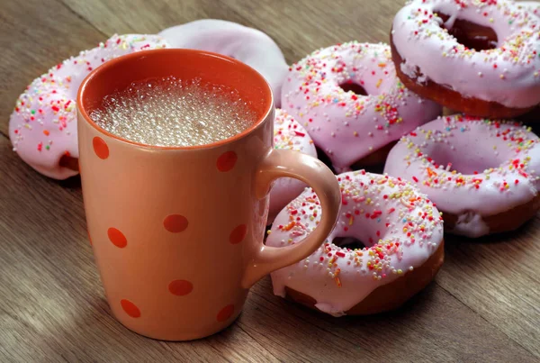 Donuts Xícara Bebida Fundo Madeira — Fotografia de Stock