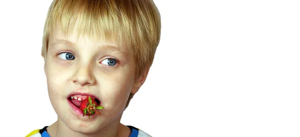 Barn Som Äter Jordgubbar Närbild Pojke Med Jordgubbar Isolerade Vitt — Stockfoto