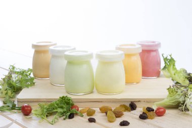 Meyve ve fındık ile sağlıklı renkli yoğurt 