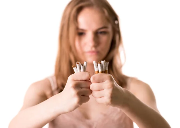 Kadın elinde sigara ve sonları sigara durdurmak, bağımlılığı durdurmak
