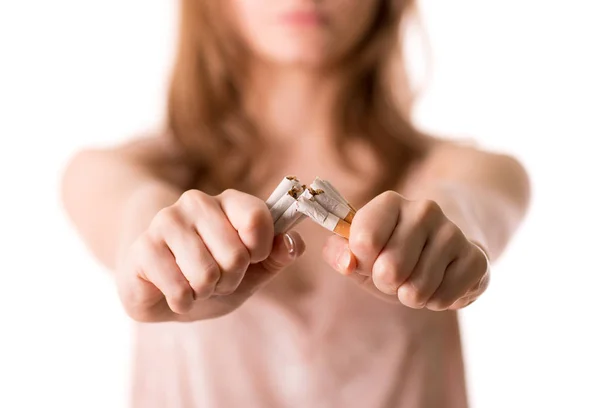 Kadın elinde sigara ve sonları sigara durdurmak, bağımlılığı durdurmak