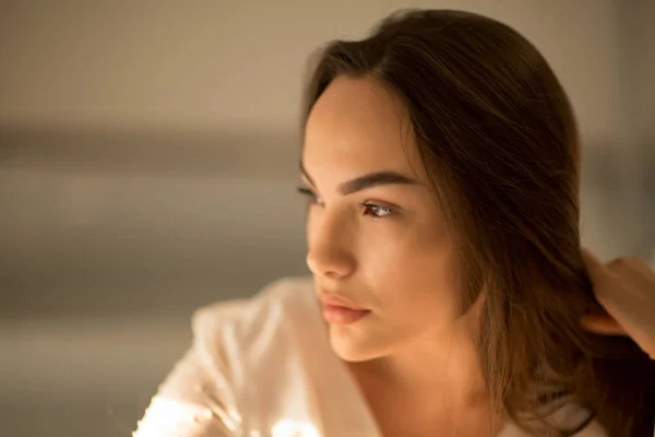 Genç üzgün kadın wth iri gözleri ve kırmızı dudaklar görünüyor pencere ve düşünmek için