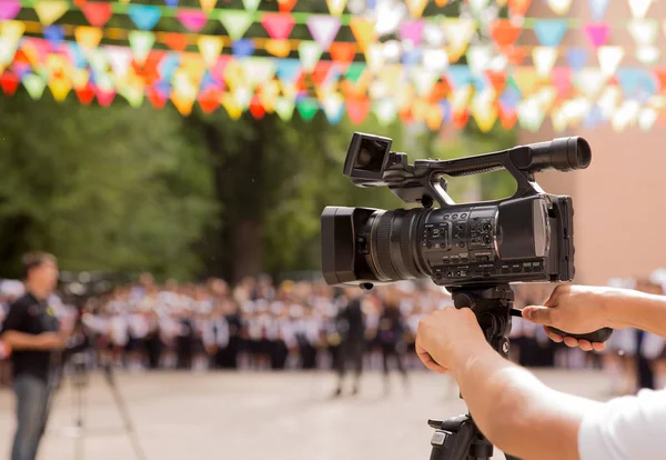 Kamera adam video kamera ile sinema güneşli bir günde vuruyor.