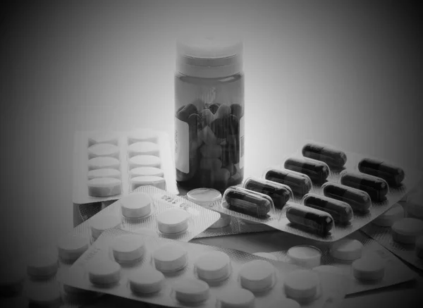 Medicine tablet pills black and white — Stock Photo, Image