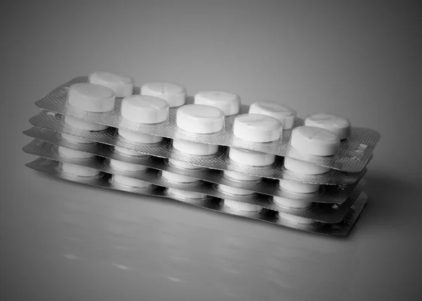 Pastillas de medicina en blanco y negro — Foto de Stock