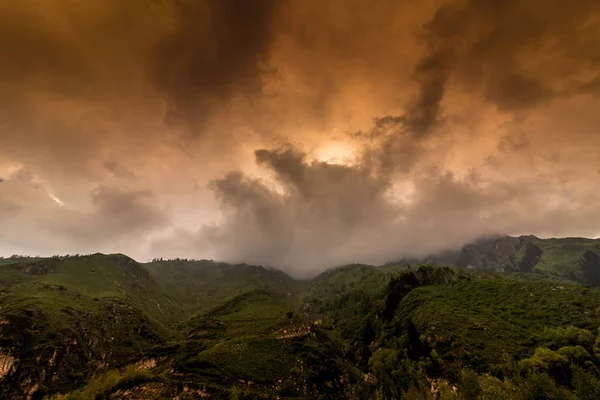 Karanlık bulutlar ve dağ güneş ile kıyamet manzara