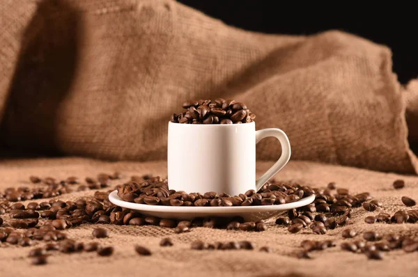 Beyaz fincan kahve kahverengi aroma tahıl fasulye ile