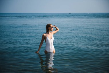  Kumsaldaki genç kadın.