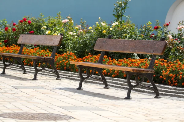 Leere Bank im Park — Stockfoto