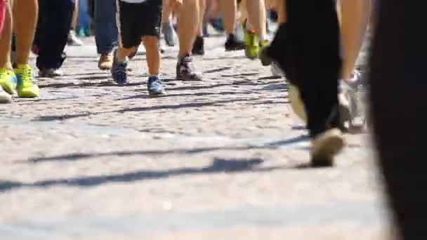 Beine von Menschen, die rennen — Stockvideo
