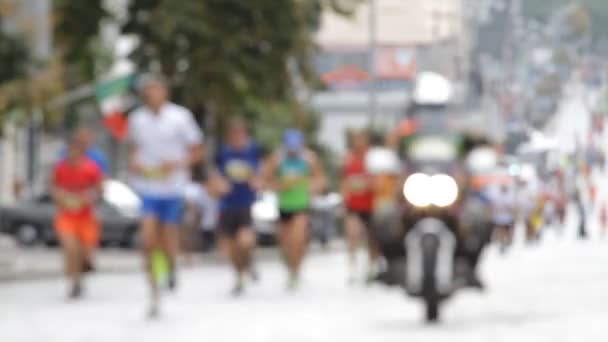 Motociclistas escoltam corredores na maratona — Vídeo de Stock