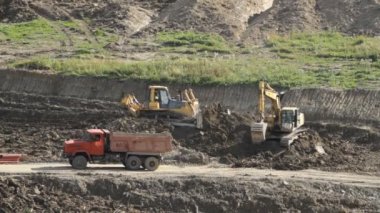 Kamyon, buldozer ve çalışma Ekskavatör