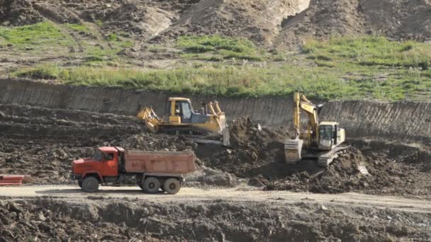 Vrachtwagen, bulldozer en graafmachine werken — Stockvideo