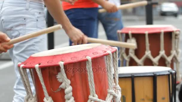 Straat muzikant speelt Drums — Stockvideo