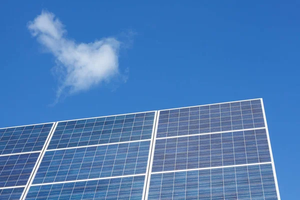 Zonnepanelen met een blauwe hemel — Stockfoto