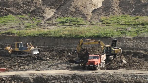Escavadeira e caminhão trabalhando na pedreira — Vídeo de Stock