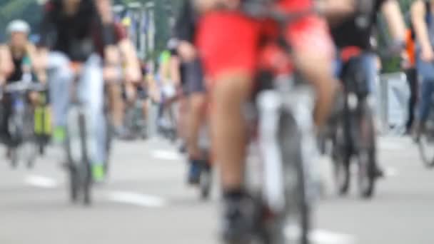 Foule floue de cyclistes dans la rue — Video