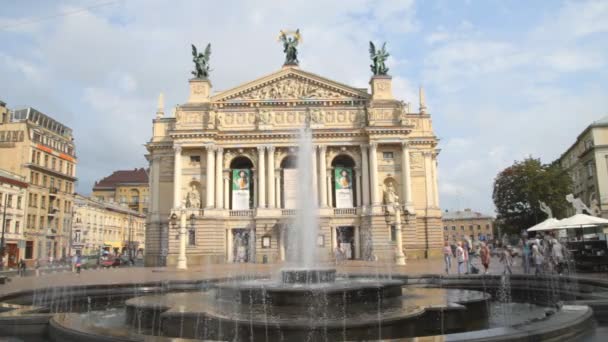 Teater för Opera och balett med fontän i Lviv — Stockvideo
