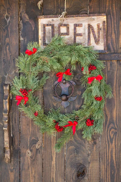 Різдвяний вінок на дерев'яних дверях — стокове фото