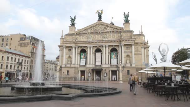 Teater för Opera och balett med fontän i Lviv — Stockvideo