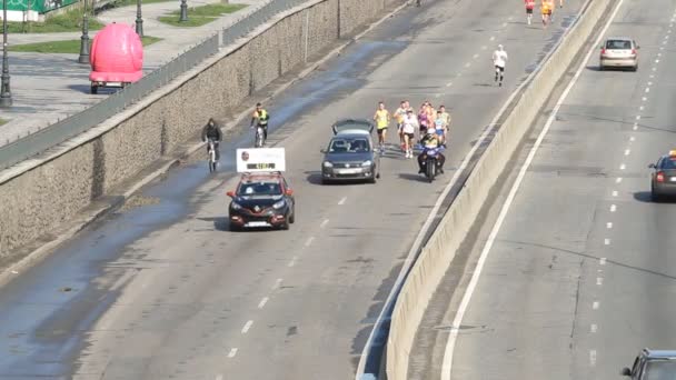 Media maratón de Kiev en Kiev, Ucrania . — Vídeo de stock