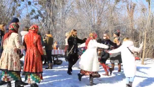 Ukrainian girls and mens in national costumes dance — Stock Video