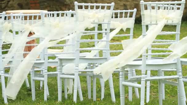 Bruiloft witte stoelen — Stockvideo