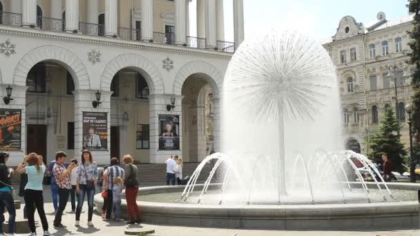 Fountain in the form of a dandelion in Kyiv — Stock Video