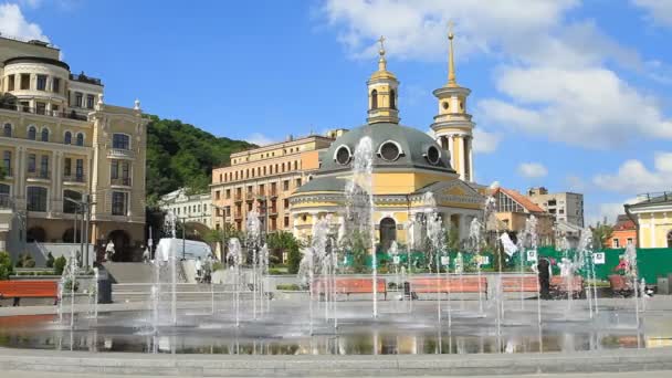 Szökőkút és a templom a Poshtova Square, Kiev — Stock videók