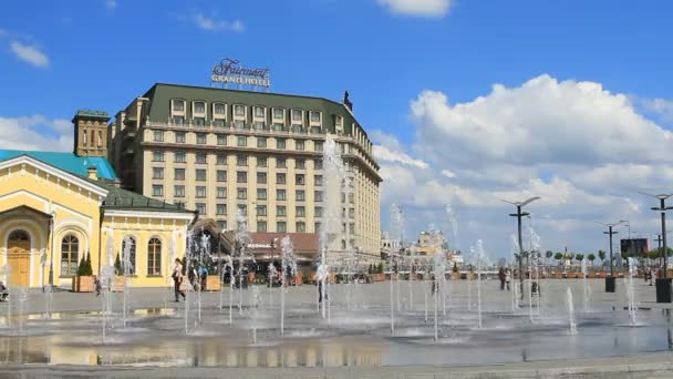 Fountain  on Poshtova Square in Kiev — Stock Video