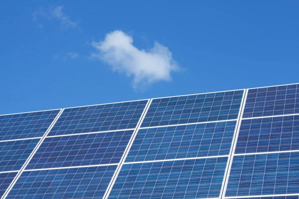 Zonnepanelen en wolken — Stockfoto