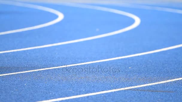 Lidé běží na stadionu stopa — Stock video