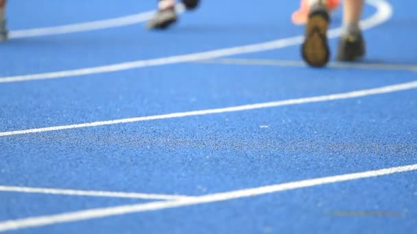 Atleta correndo no estádio — Vídeo de Stock