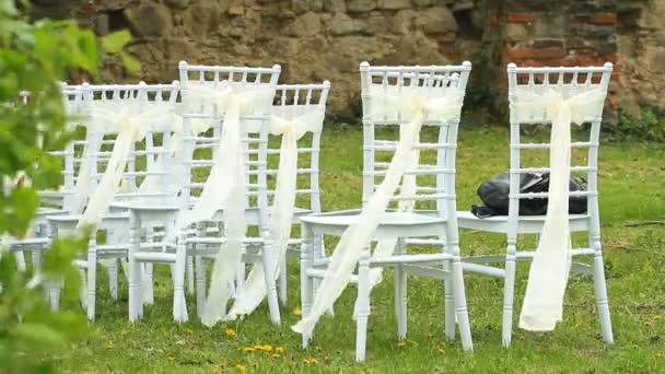 Bruiloft witte stoelen — Stockvideo