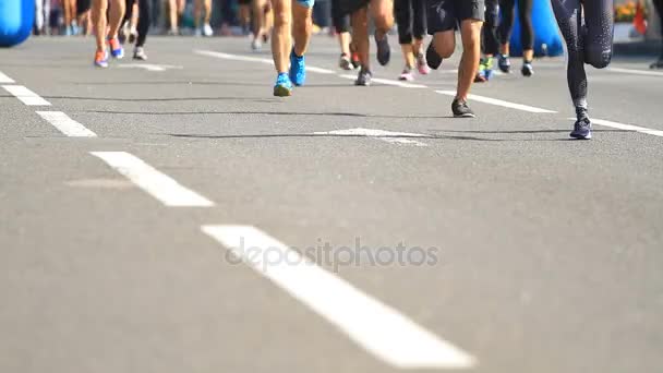 마라톤을 뛰는 사람들의 다리 — 비디오